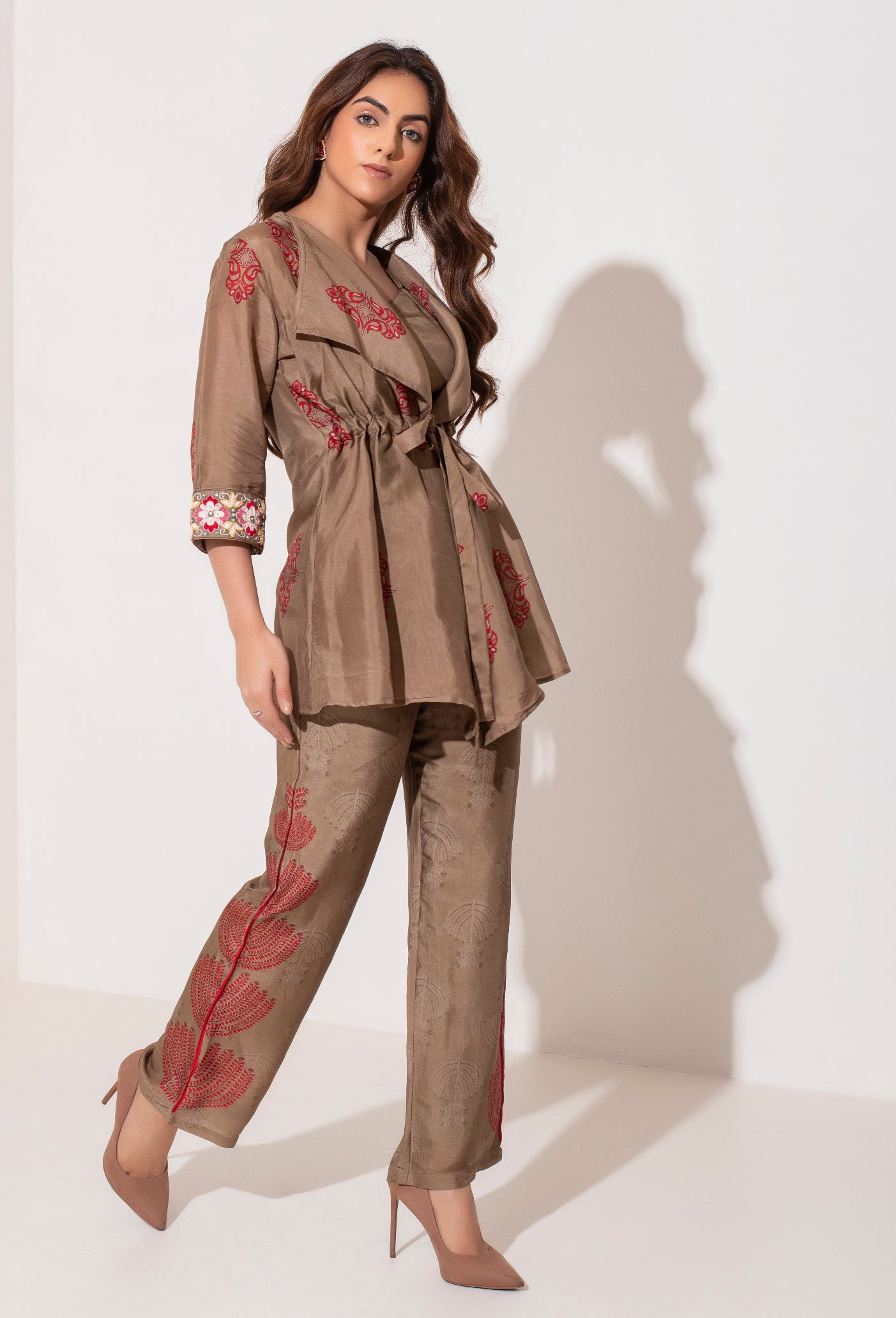 Brown placement printed collared jacket with crop top and fitted pants
